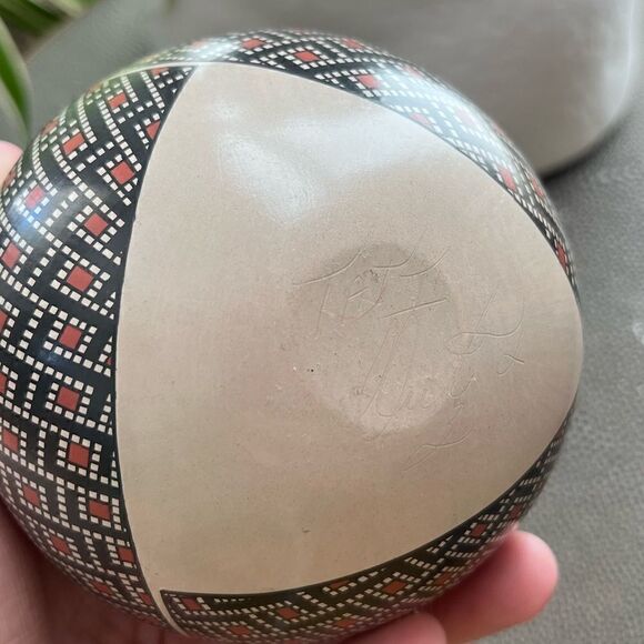 Mata Ortiz Pottery | Handmade Painted and Etched small vase by Tati Ortiz - Picture 4 of 7